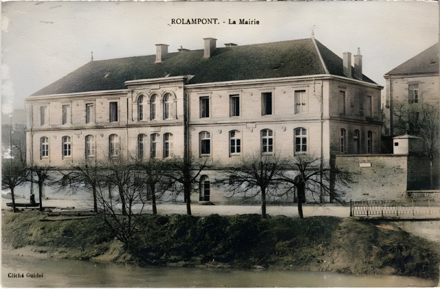 La mairie de Rolampont vue depuis le bord de la Marne