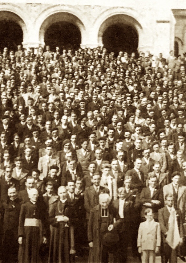 Mgr Lamy & les jeunes hauts-marnais devant le Sacr-Coeur de Paris  l'occasion du 10e anniversaire de la JAC (Avril 1939)